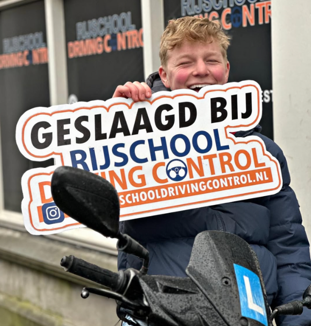 Geslaagde scooterleerling Rayan met Geslaagd-bord bij Rijschool Driving Control Rotterdam