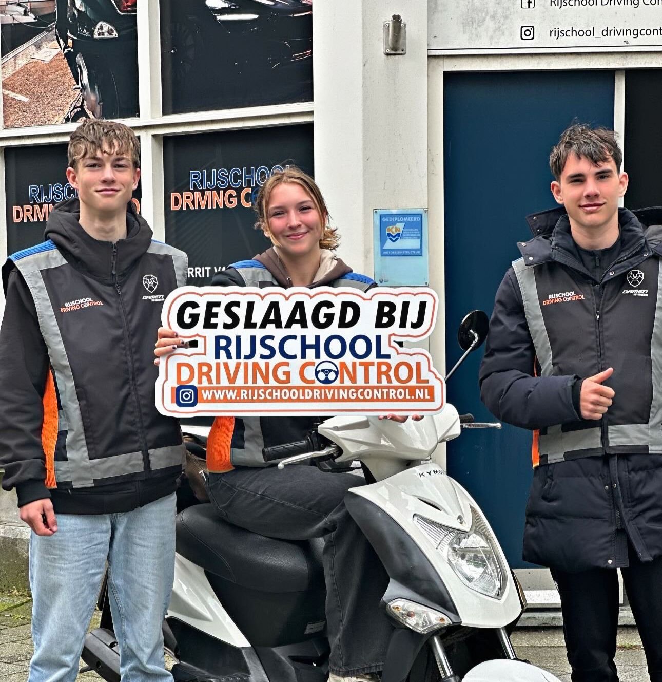 Twee geslaagde scooterleerlingen met Geslaagd-bord bij Rijschool Driving Control Rotterdam